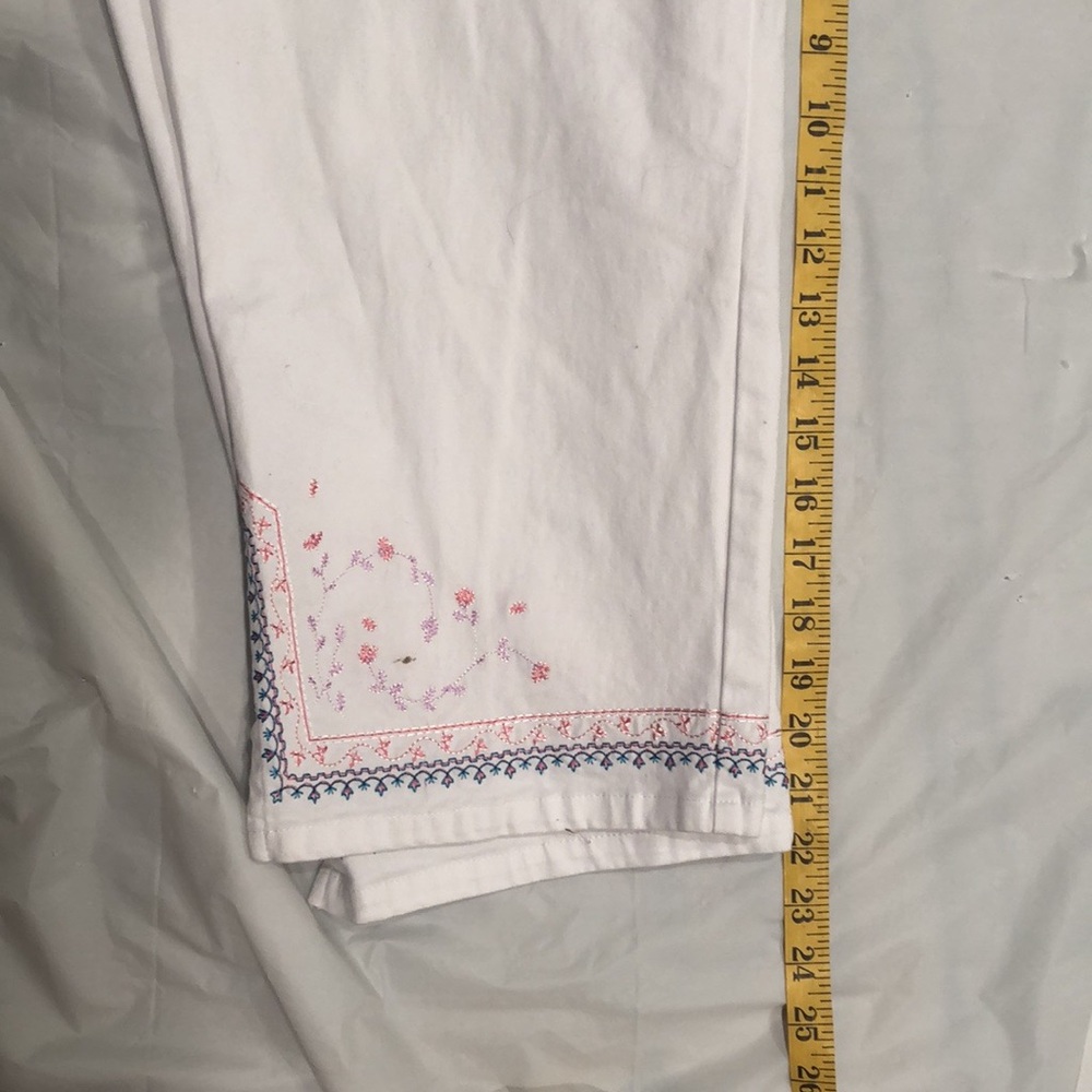 Denim & Co capris in white. With embroidery detail and a cotton blend size large - Picture 9 of 16